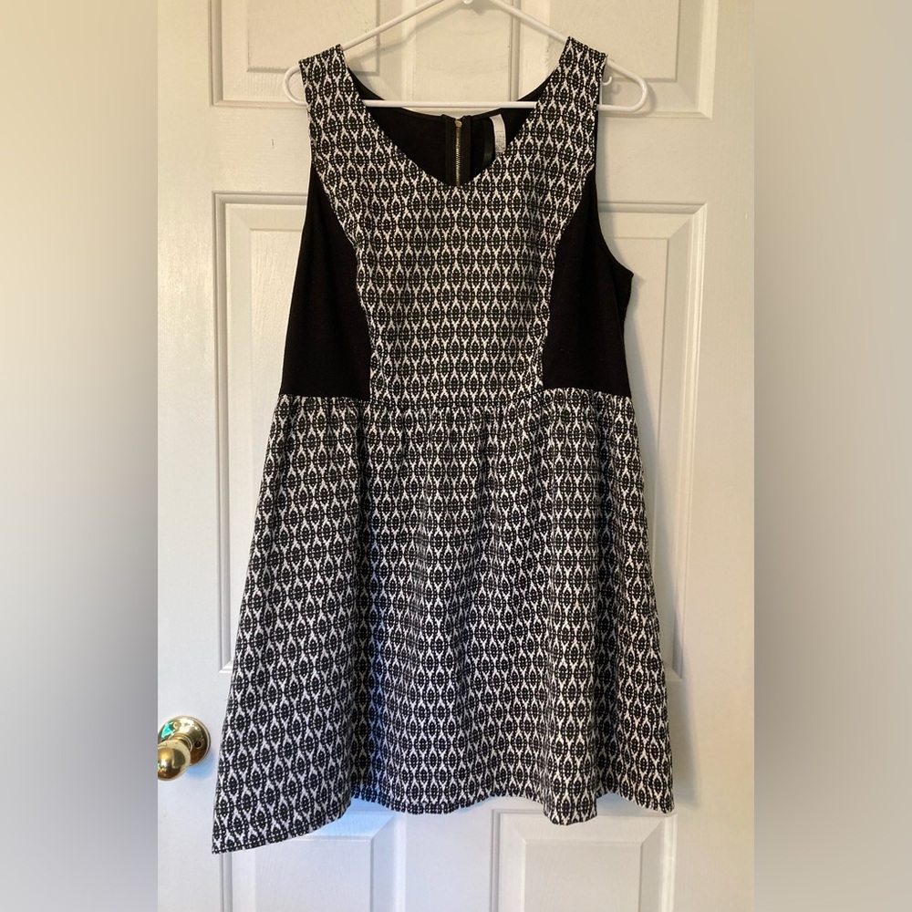Kensie Black and White Patterned Fit-and-Flare Dress